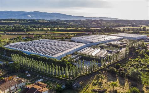 nuovo centro smistamento prada a trecate|Prada, in Valdarno il maxi centro logistico green è vicino al .